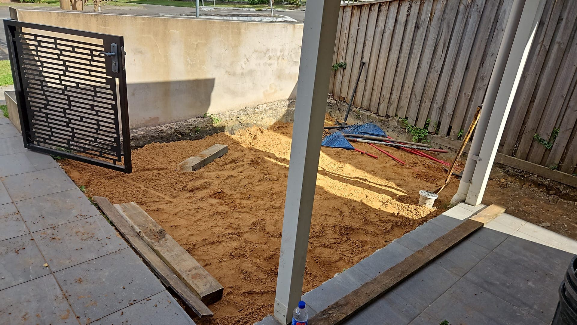 Naremburn garden before paths, lighting, and turf work