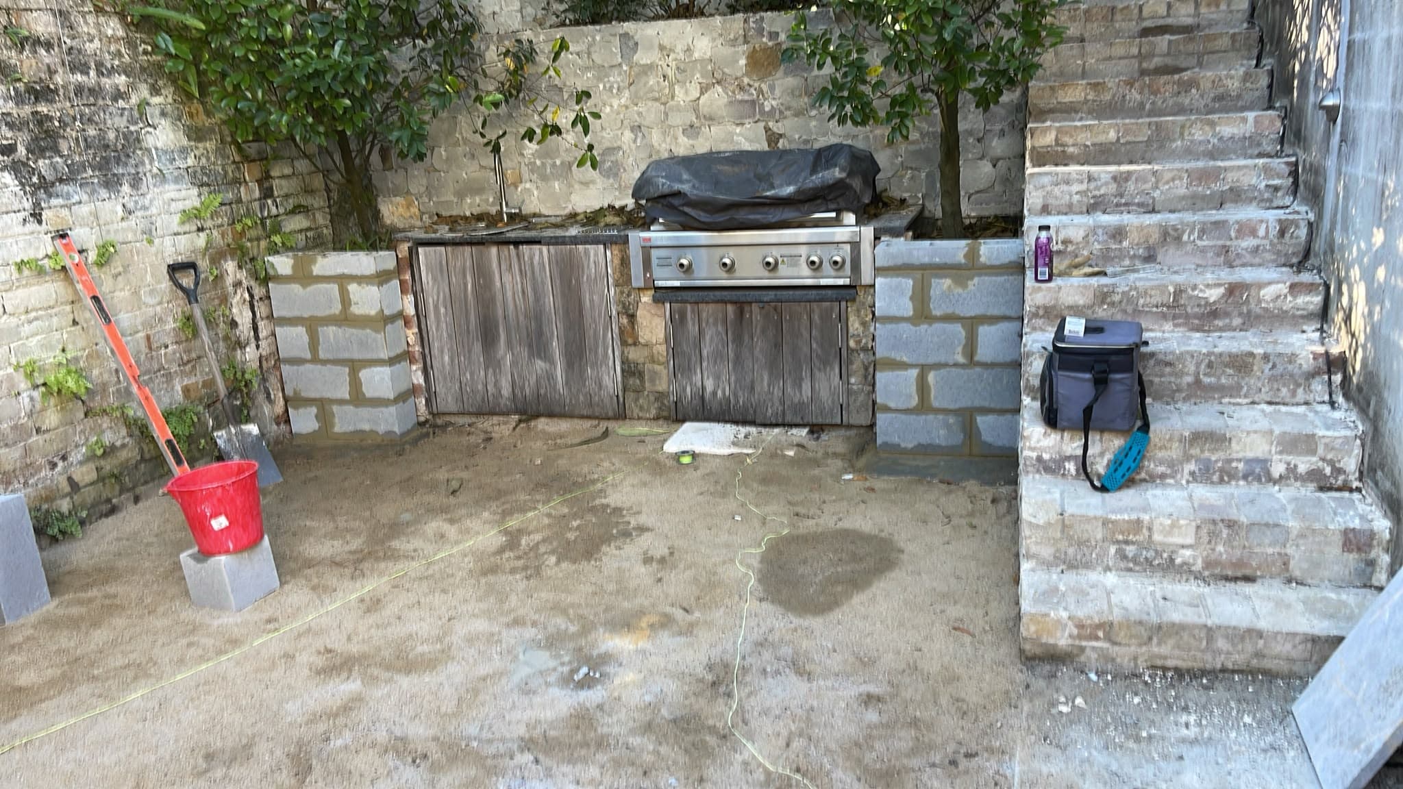 Courtyard and steps during the paving and cladding work